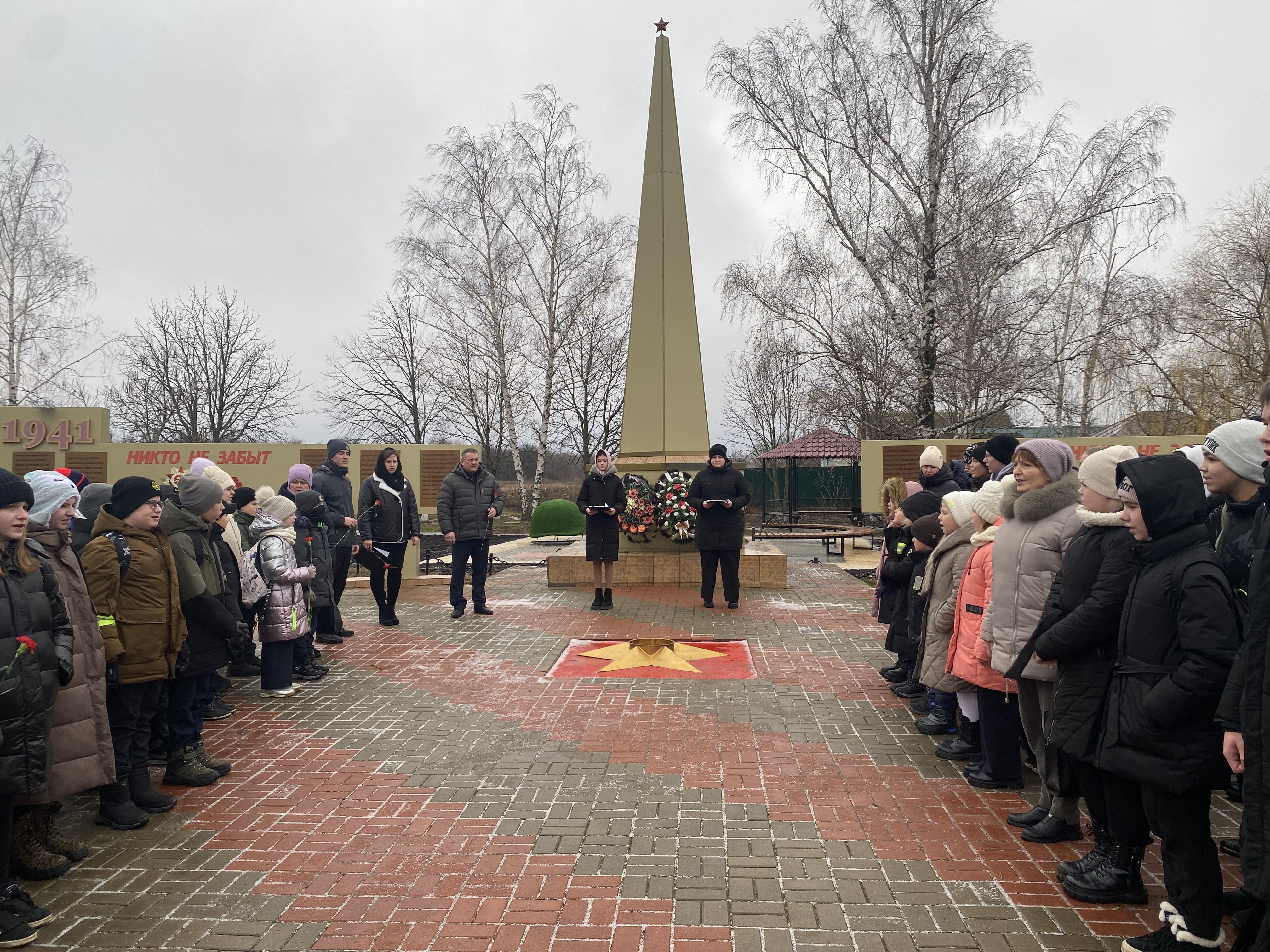 17 января в селе Глуховка на Мемориале памяти 73-м воинам-землякам не вернувшимся с полей сражений в годы ВОВ прошел митинг, посвященный Дню освобождения Алексеевского района и города Алексеевка от немецко-фашистских захватчиков.