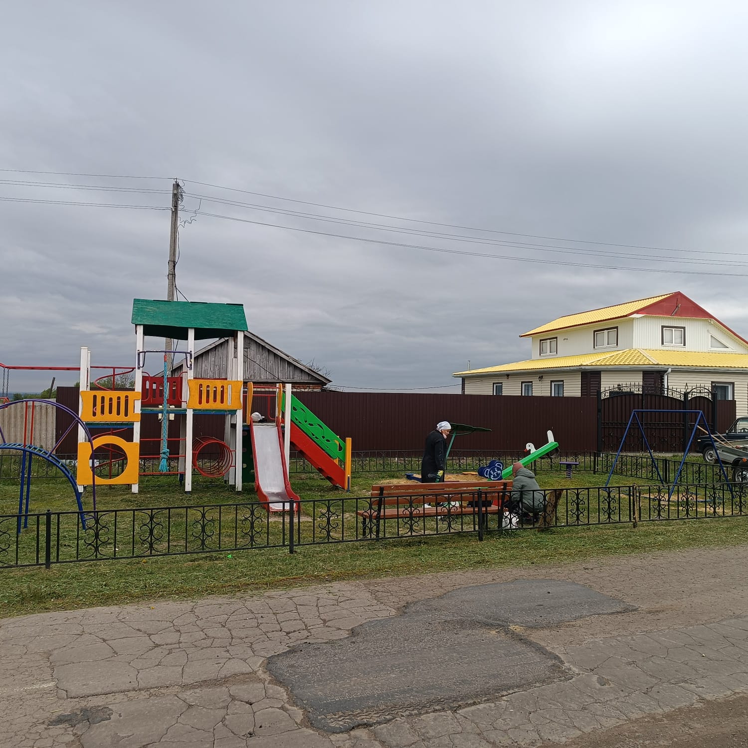 На Глуховской территории продолжаются работы по наведению порядка на детских площадках.