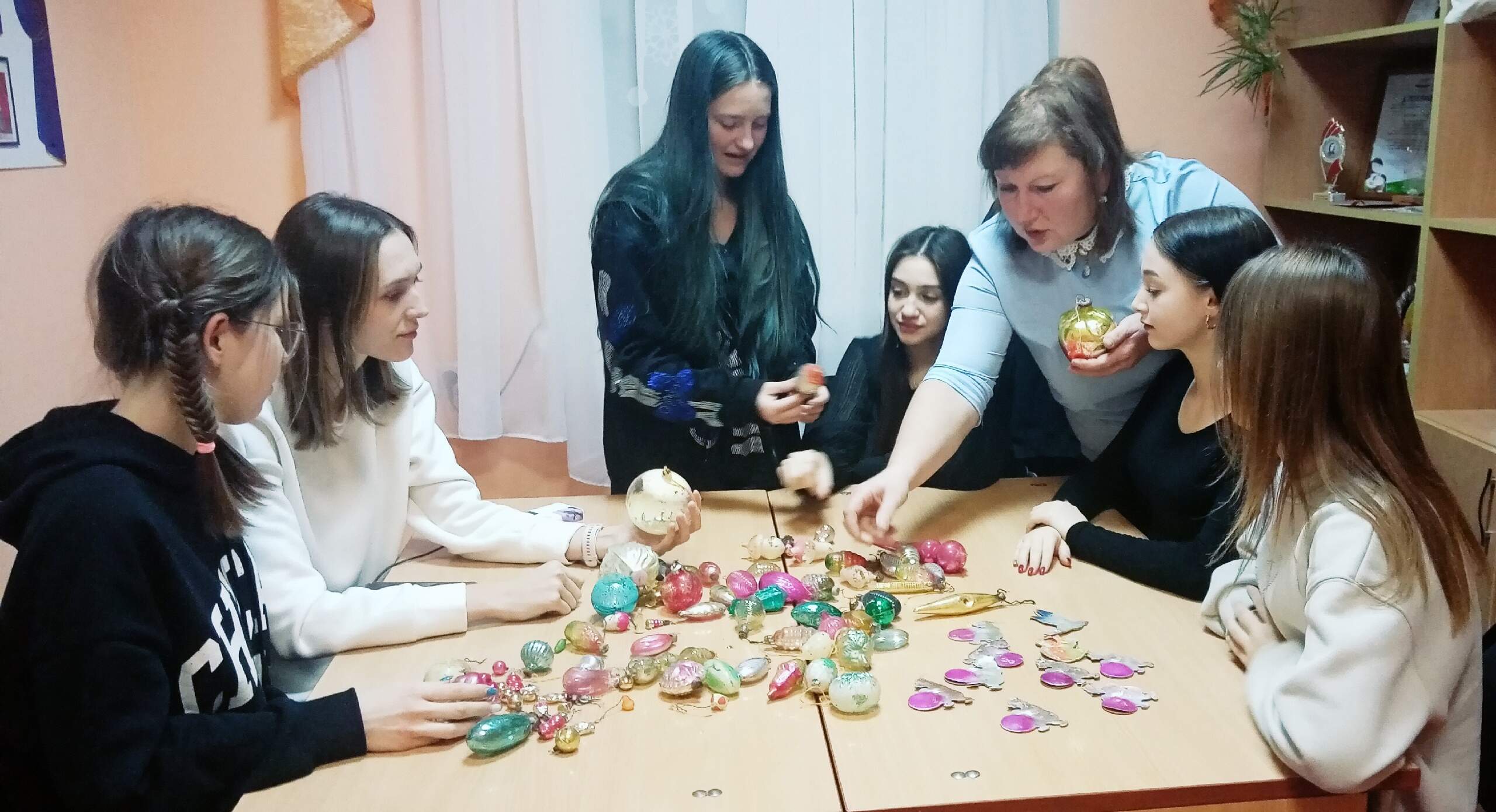 В Глуховском модельном Доме культуры состоялась тематическая программа «История новогодней игрушки».