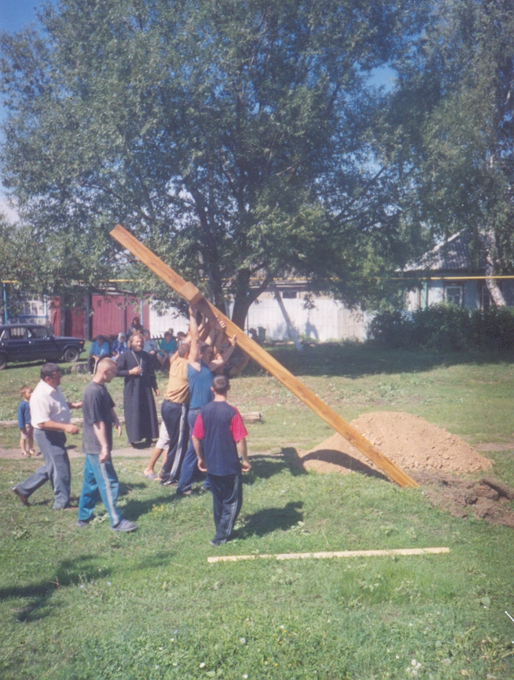 Установка символического креса на месте разрушения церкви, 2008 г.