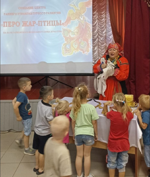 В рамках проекта «Создание Центра раннего этнокультурного развития «Перо Жар-Птицы» на базе Глуховского модельного Дома культуры» с детьми дошкольного возраста было проведено занятие «Детали женского традиционного народного костюма села Глуховка». В рамках проекта «Создание Центра раннего этнокультурного развития «Перо Жар-Птицы» на базе Глуховского модельного Дома культуры» с детьми дошкольного возраста было проведено занятие «Детали женского традиционного народного костюма села Глуховка».