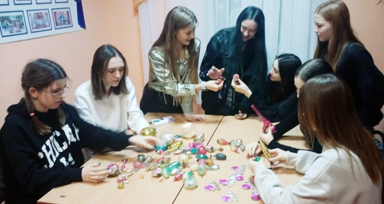 В Глуховском модельном Доме культуры состоялась тематическая программа «История новогодней игрушки».